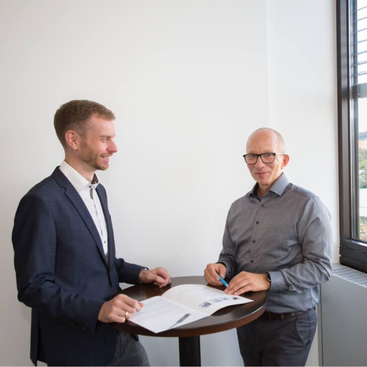 IMM Photonics News C. Raith und M. Buesing in conversation